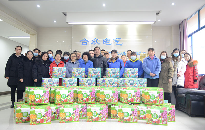 合眾電氣領導員工合影 合眾電氣領導員工合影